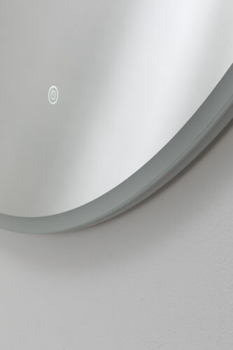 Detaljbild rund LED-spegel med touch-knapp