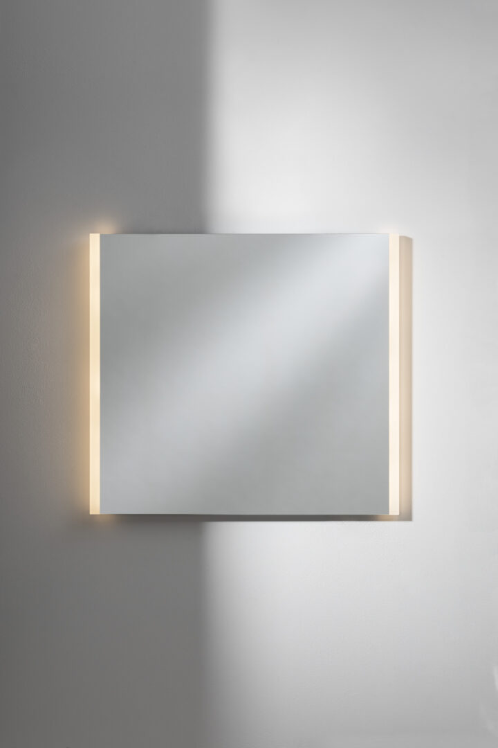Kvadratisk och elegant LED-spegel med funktionell belysning