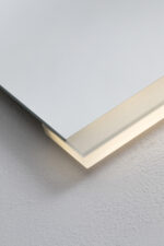 Detaljbild kvadratisk LED-spegel med funktionell belysning