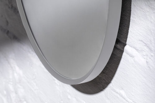 Detaljbild oval spegel med vit ram i MDF