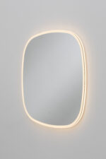 Elegant LED-spegel med unik form och funktionell belysning