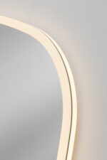 Detaljbild modern LED-spegel med funktionell belysning