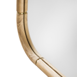 Detaljbild lyxig spegel med träram och mässingsdetaljer