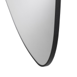 Detaljbild modern speglel med unik form och svart metallram
