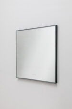 Kvadratisk LED-spegel med justerbar belysning och svart aluminiumram