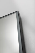 Detaljbild kvadratisk LED-spegel med justerbar belysning och svart aluminium