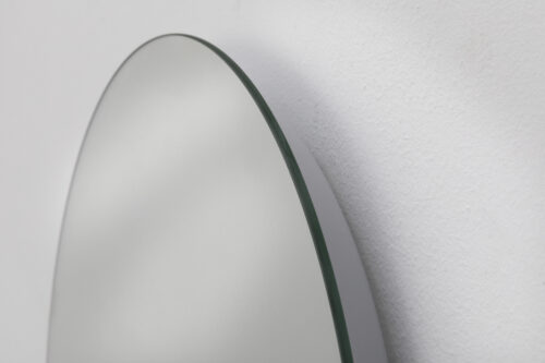 Detaljbild LED-spegel med unik form och ambient belysning