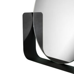 Detaljbild dekorativ rund spegel med svart metallhylla