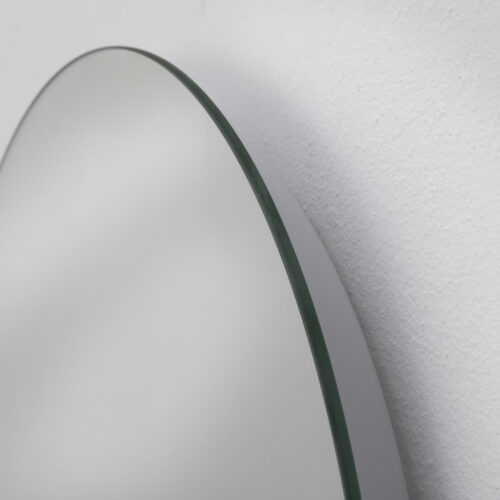 Detaljbild oval LED-spegel med ambient belysning
