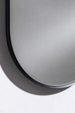 Detaljbild slutfinish elegant dekorativ spegel i svart MDF