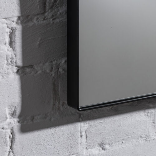 Detaljbild kvadratisk spegel med svart metallram