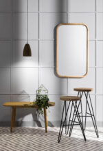 Elegant dekorativ spegel med träram och mässingsdetaljer