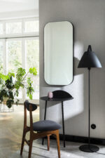 Rektangulär dekorativ spegel med svart metallram