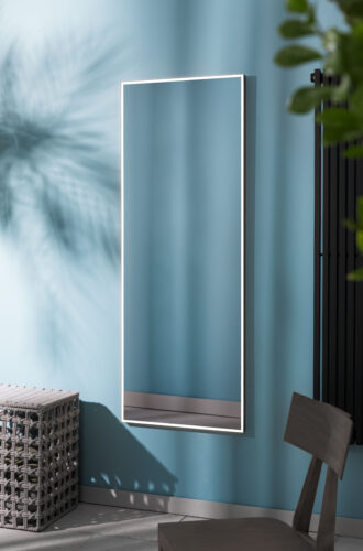 Avlång LED-spegel med svart aluminiumram och funktionell belysning