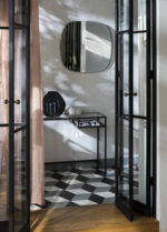 Modern hallspegel med unik form och svart metallram