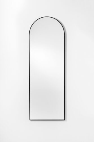 Valvformad spegel med svart aluminiumram