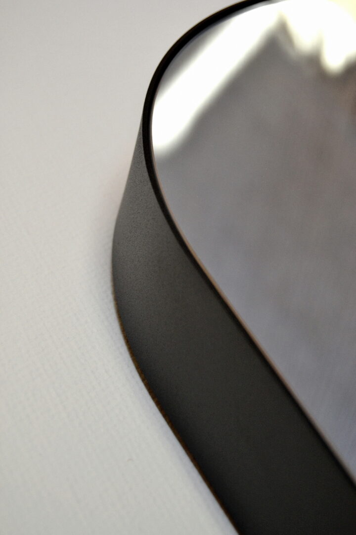 Detaljbild rektangulär spegel med svart metallram