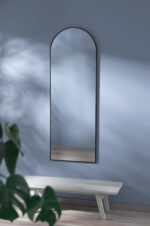 Modern valvformad hallspegelspegel med svart aluminiumram