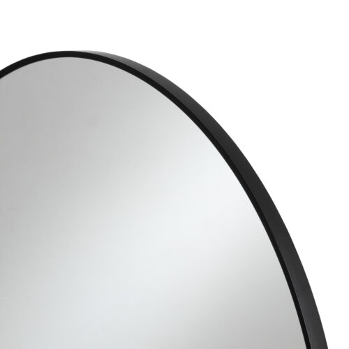 Detaljbild rund spegel med svart aluminiumram