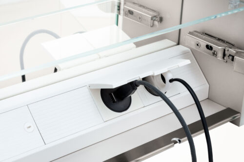 Elegant badrumsskåp med funktionell LED-belysning och inbyggda eluttag