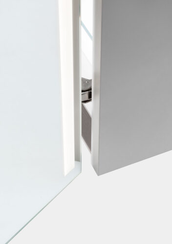 Elegant badrumsskåp med vertikal LED-belysning