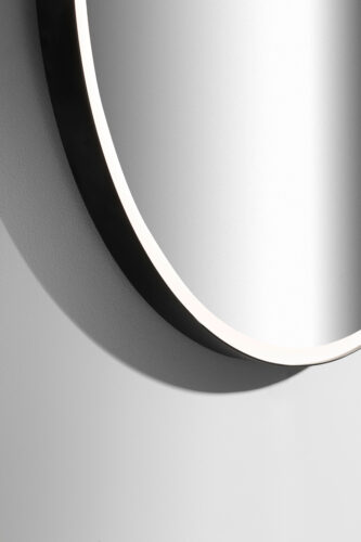 Detaljbild rund LED-spegel med svart metallram