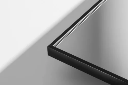 Detaljbild rektangulär spegel med svart aluminiumram