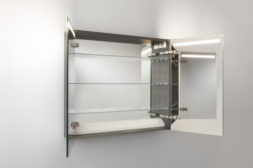 Elegant badrumsskåp med horisontell LED-belysning och inbyggda eluttag