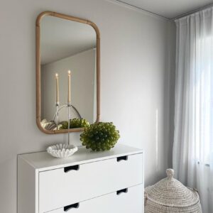 Elegant dekorativ spegel med mässingsdetaljer