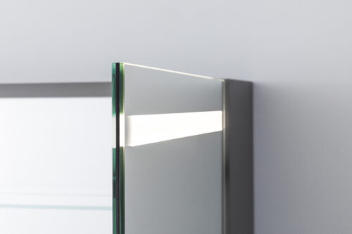 Detaljbild badrumsskåp med LED-belysning