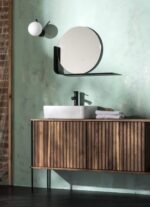 Rund badrumsspegel med hylla i svart metall