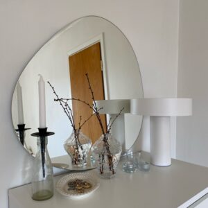 Unik dekorativ spegel på hylla