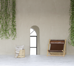 Välvd och ramlös helkroppsspegel i modernt hem