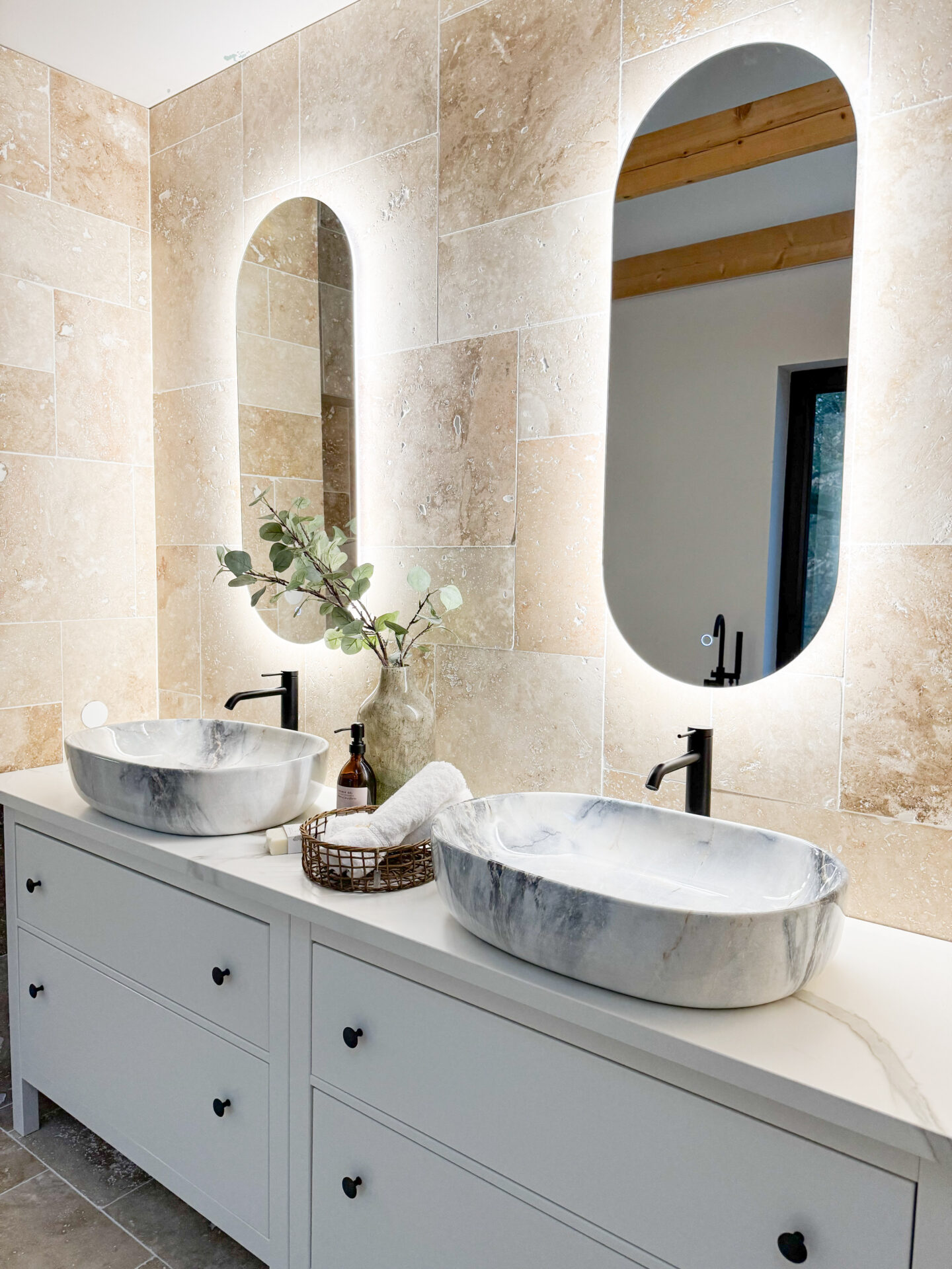 LINA, LED upplyst spegel, Badrumsspegel, Badrumsspegel med LED-belysning, Badrumsspegel oval med LED-belysning LINA, LED upplyst spegel, Badrumsspegel, Badrumsspegel med LED-belysning, Badrumsspegel oval med LED-belysning