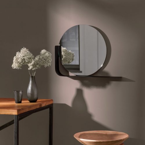 Rund dekorativ spegel med svart metallhylla