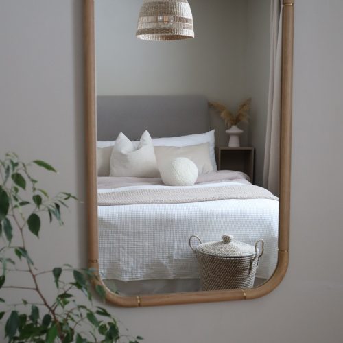 Elegant dekorativ spegel i sovrum med träram och lyxiga mässingdetaljer